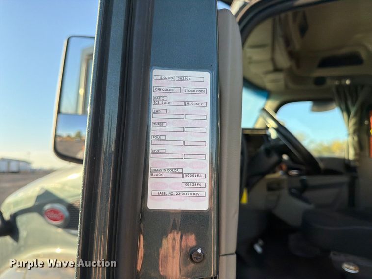 image for item FK4668 2018 Peterbilt 579 semi truck