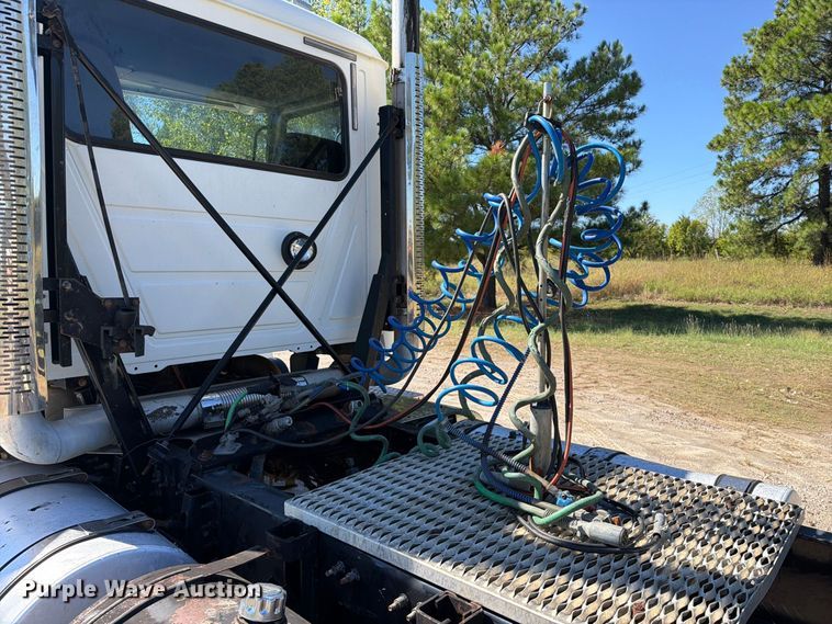 image for item FK5279 2012 Mack CHU613 semi truck