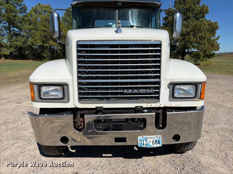 image for item FK5279 2012 Mack CHU613 semi truck