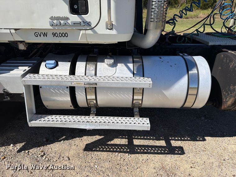 image for item FK5279 2012 Mack CHU613 semi truck