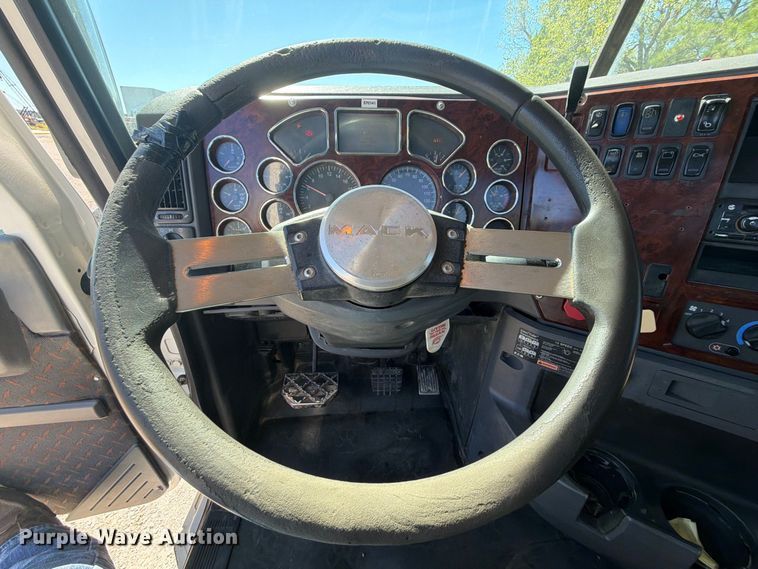 image for item FK5279 2012 Mack CHU613 semi truck