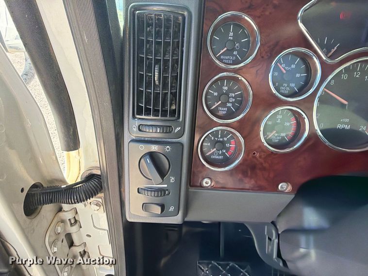image for item FK5279 2012 Mack CHU613 semi truck