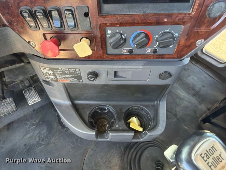 image for item FK5279 2012 Mack CHU613 semi truck