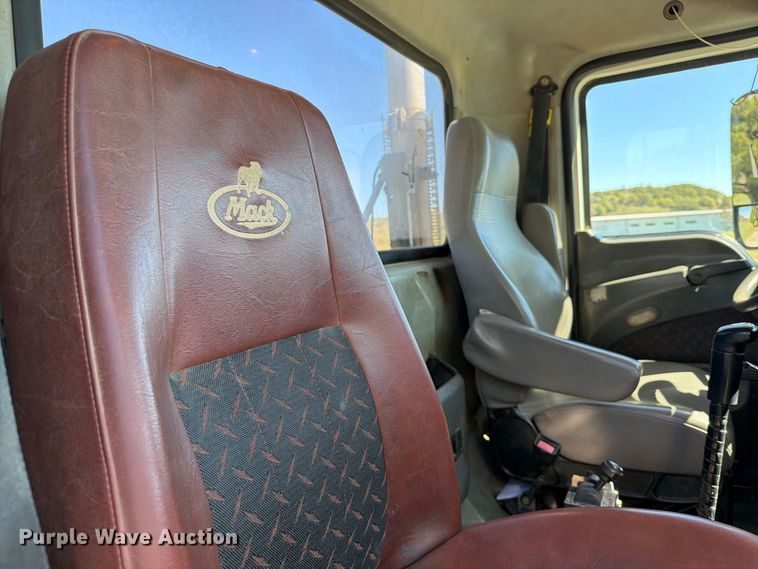 image for item FK5279 2012 Mack CHU613 semi truck