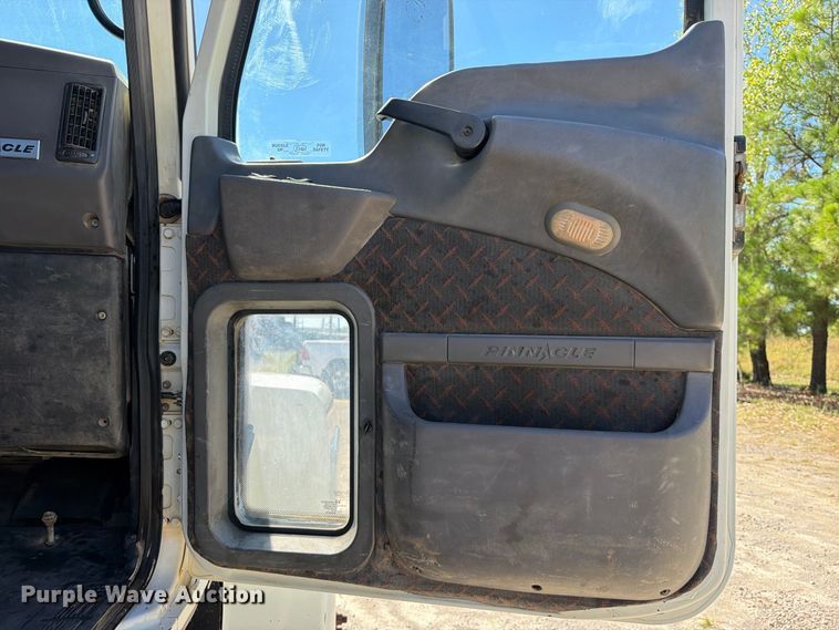 image for item FK5279 2012 Mack CHU613 semi truck