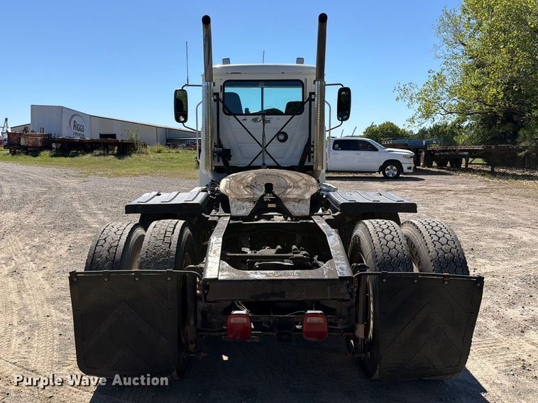 image for item FK5280 2012 Mack CHU613 semi truck
