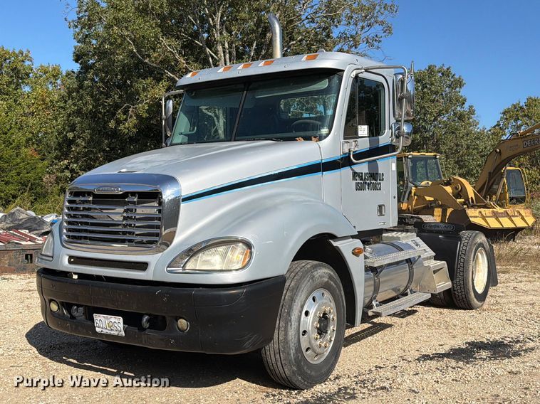 image for item FM6527 2005 Freightliner Columbia semi truck
