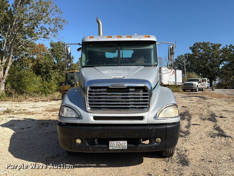 image for item FM6527 2005 Freightliner Columbia semi truck