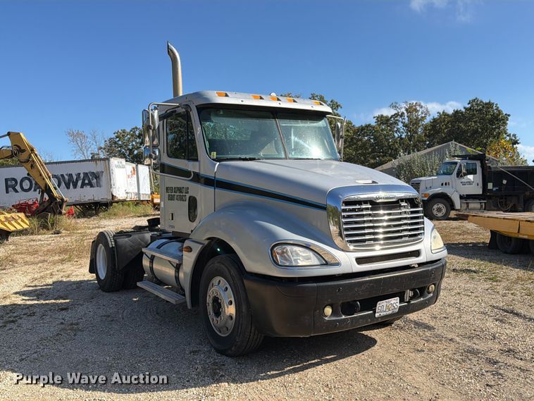 image for item FM6527 2005 Freightliner Columbia semi truck