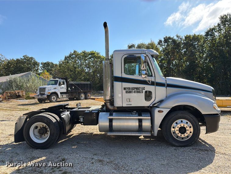 image for item FM6527 2005 Freightliner Columbia semi truck