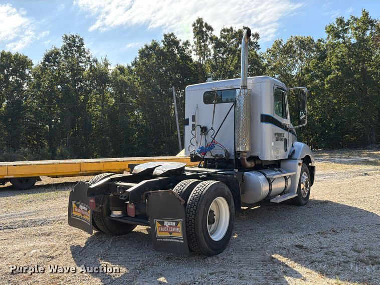 image for item FM6527 2005 Freightliner Columbia semi truck