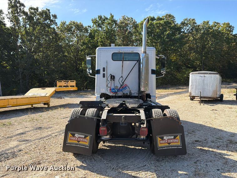 image for item FM6527 2005 Freightliner Columbia semi truck