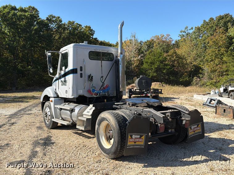 image for item FM6527 2005 Freightliner Columbia semi truck