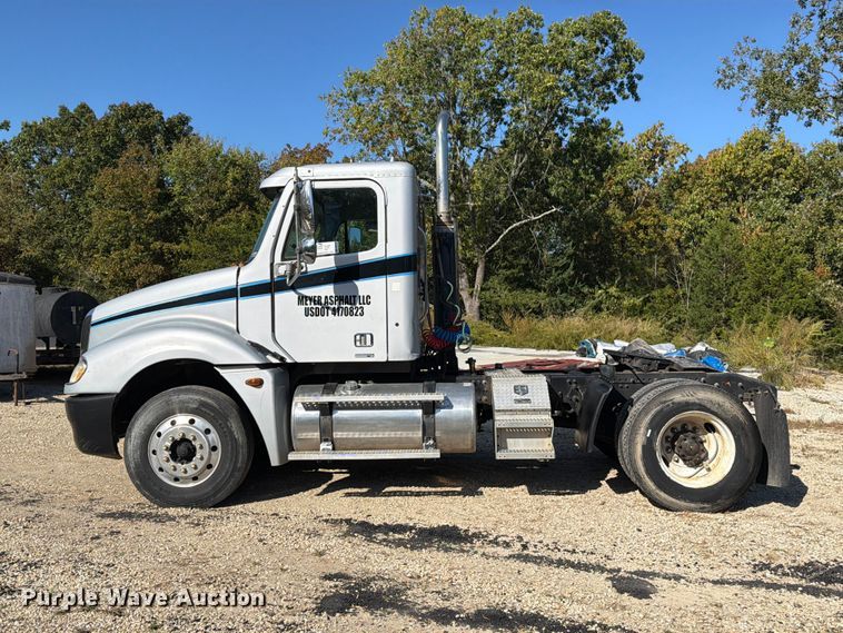 image for item FM6527 2005 Freightliner Columbia semi truck
