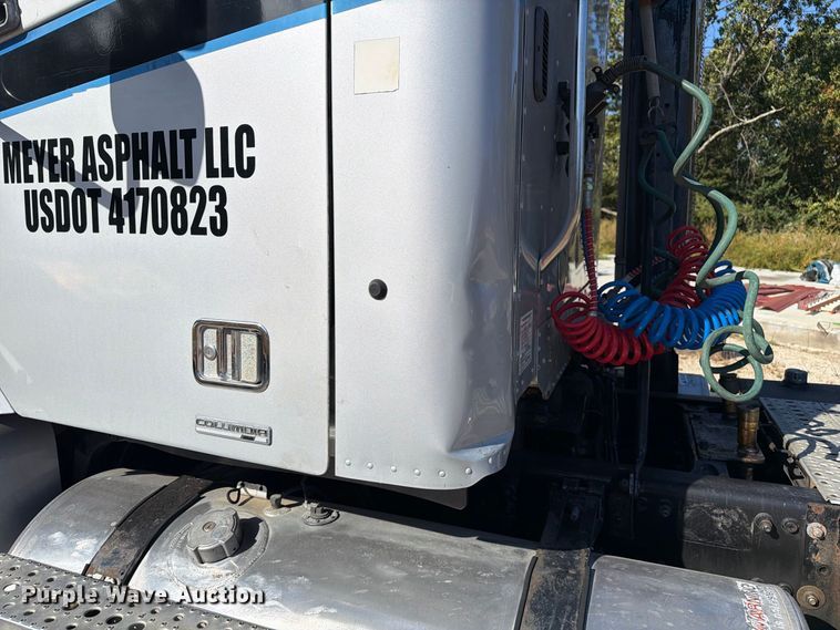 image for item FM6527 2005 Freightliner Columbia semi truck