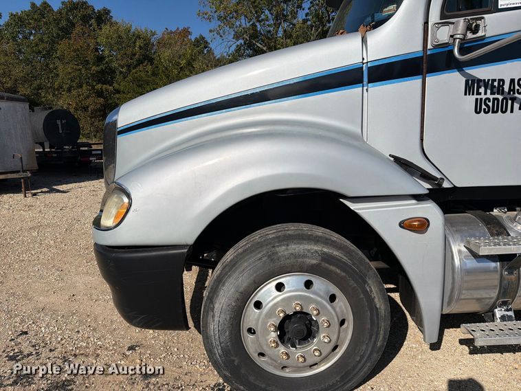 image for item FM6527 2005 Freightliner Columbia semi truck