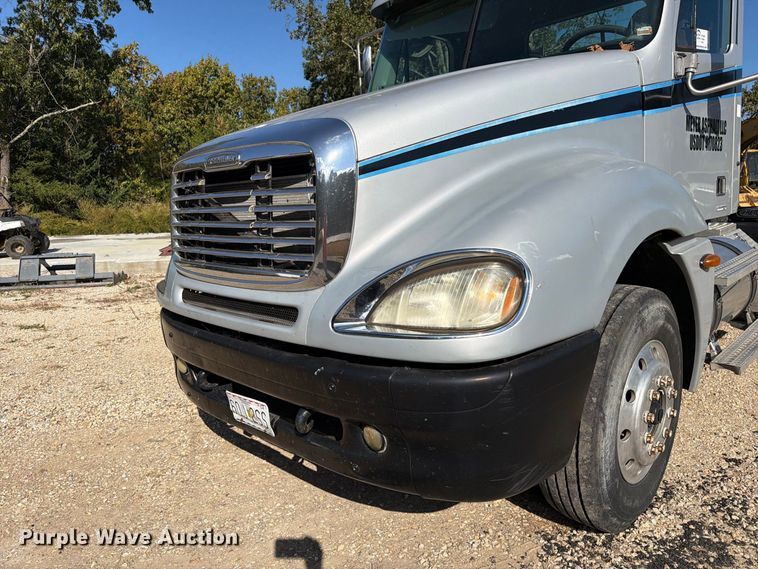 image for item FM6527 2005 Freightliner Columbia semi truck