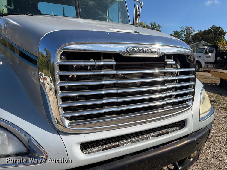image for item FM6527 2005 Freightliner Columbia semi truck