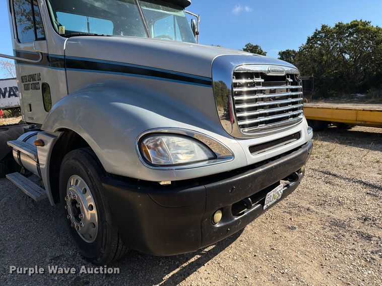 image for item FM6527 2005 Freightliner Columbia semi truck