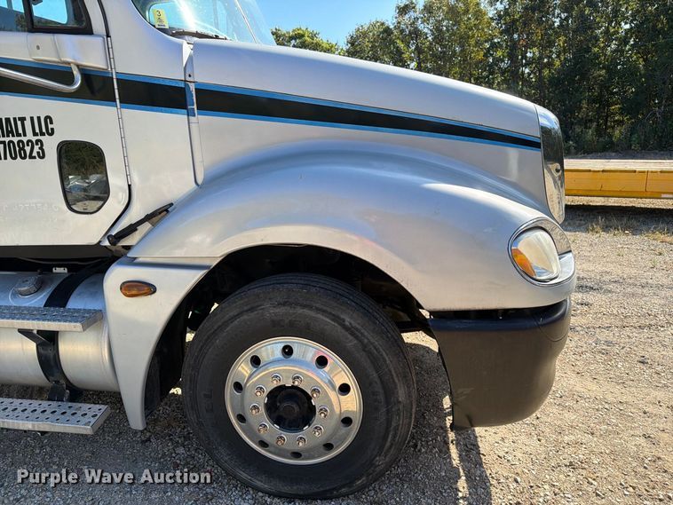 image for item FM6527 2005 Freightliner Columbia semi truck