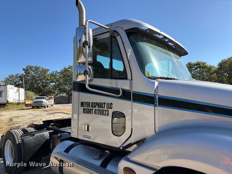 image for item FM6527 2005 Freightliner Columbia semi truck