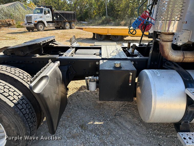 image for item FM6527 2005 Freightliner Columbia semi truck