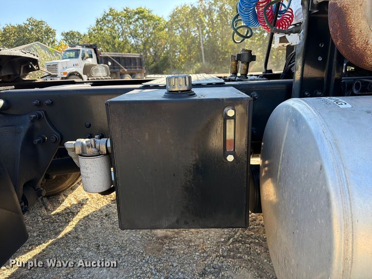 image for item FM6527 2005 Freightliner Columbia semi truck