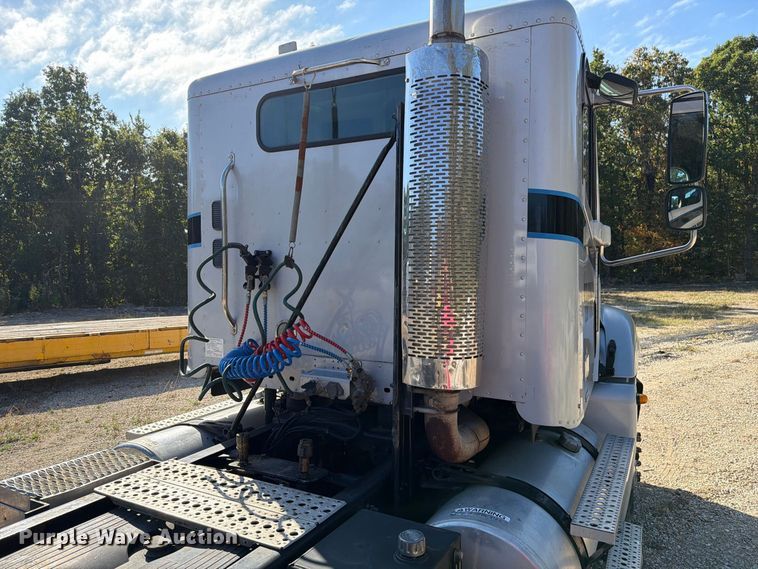 image for item FM6527 2005 Freightliner Columbia semi truck