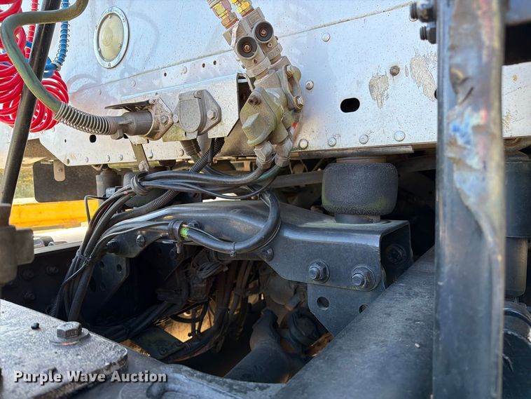 image for item FM6527 2005 Freightliner Columbia semi truck