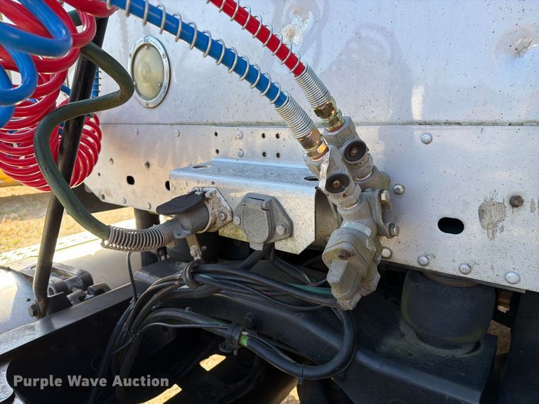 image for item FM6527 2005 Freightliner Columbia semi truck