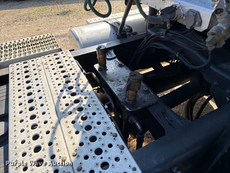 image for item FM6527 2005 Freightliner Columbia semi truck