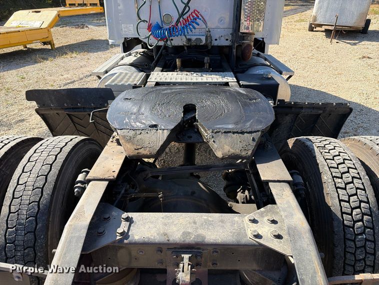 image for item FM6527 2005 Freightliner Columbia semi truck