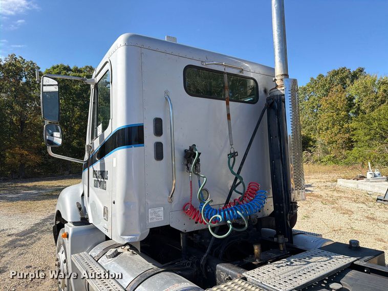 image for item FM6527 2005 Freightliner Columbia semi truck