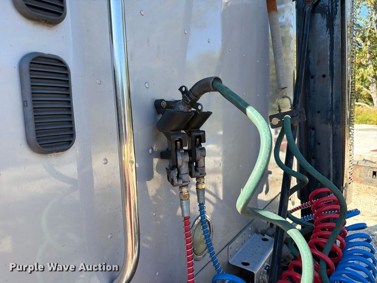 image for item FM6527 2005 Freightliner Columbia semi truck