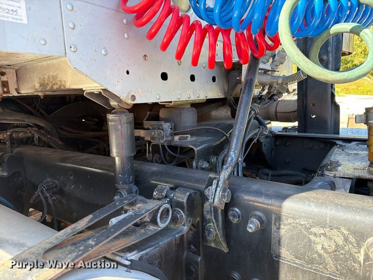 image for item FM6527 2005 Freightliner Columbia semi truck