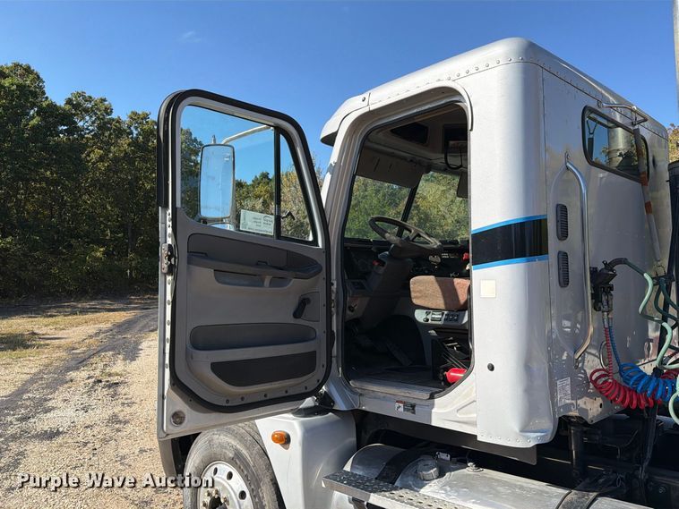 image for item FM6527 2005 Freightliner Columbia semi truck