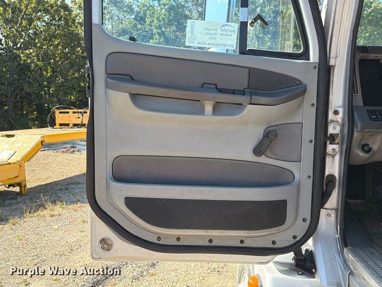 image for item FM6527 2005 Freightliner Columbia semi truck