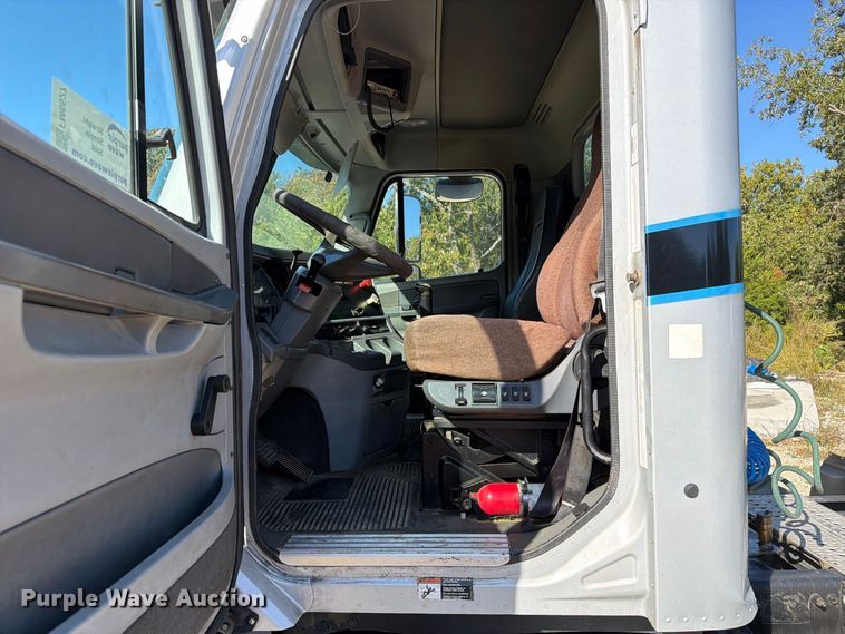 image for item FM6527 2005 Freightliner Columbia semi truck
