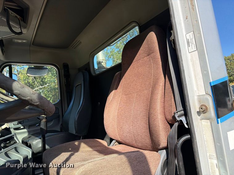 image for item FM6527 2005 Freightliner Columbia semi truck