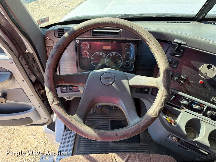 image for item FM6527 2005 Freightliner Columbia semi truck