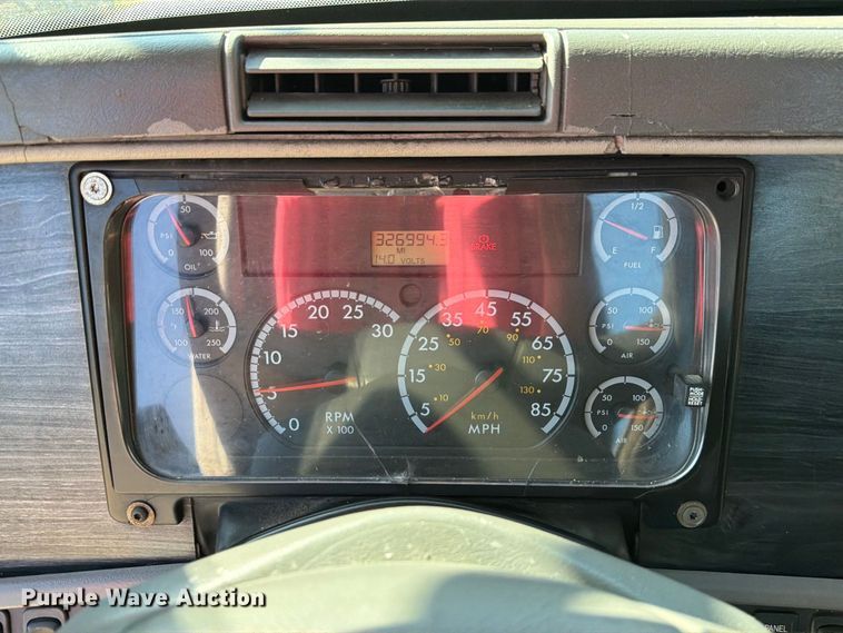 image for item FM6527 2005 Freightliner Columbia semi truck