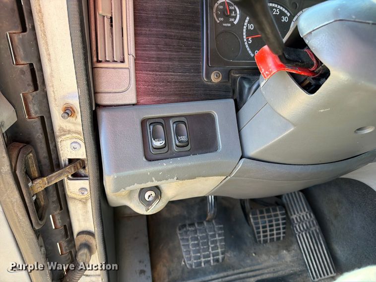 image for item FM6527 2005 Freightliner Columbia semi truck