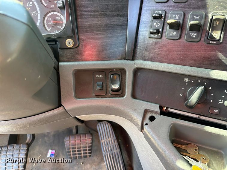 image for item FM6527 2005 Freightliner Columbia semi truck