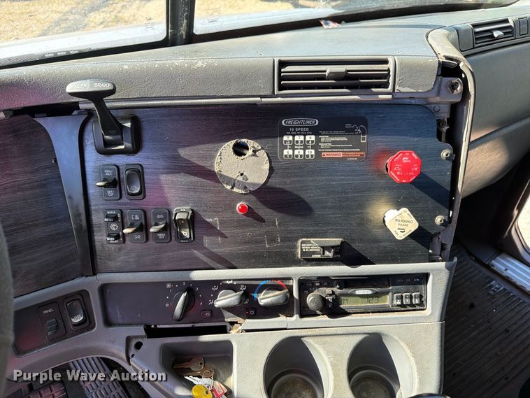 image for item FM6527 2005 Freightliner Columbia semi truck