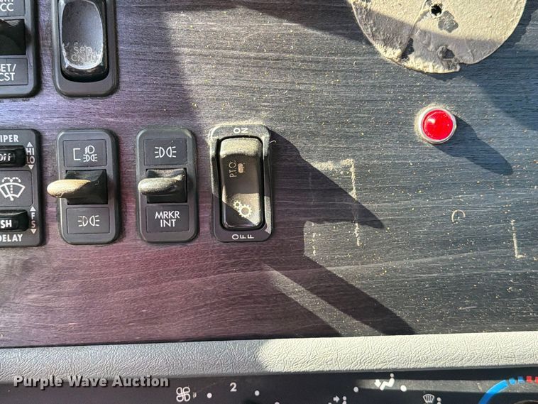 image for item FM6527 2005 Freightliner Columbia semi truck