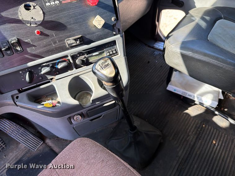 image for item FM6527 2005 Freightliner Columbia semi truck