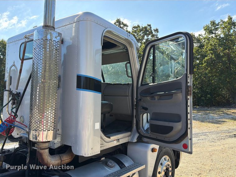 image for item FM6527 2005 Freightliner Columbia semi truck