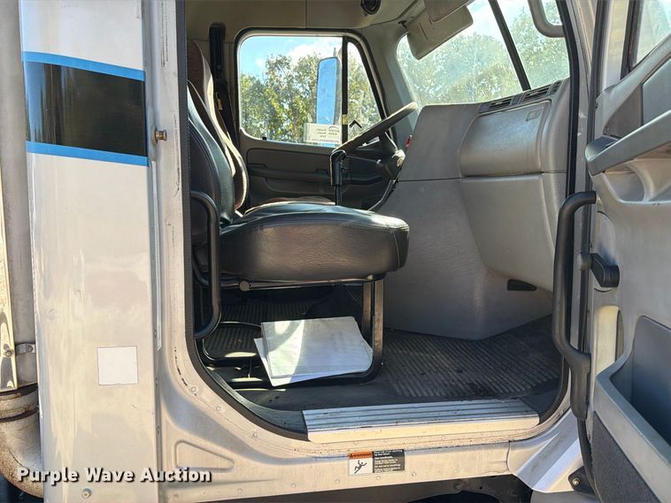 image for item FM6527 2005 Freightliner Columbia semi truck