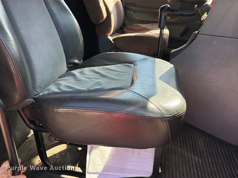 image for item FM6527 2005 Freightliner Columbia semi truck