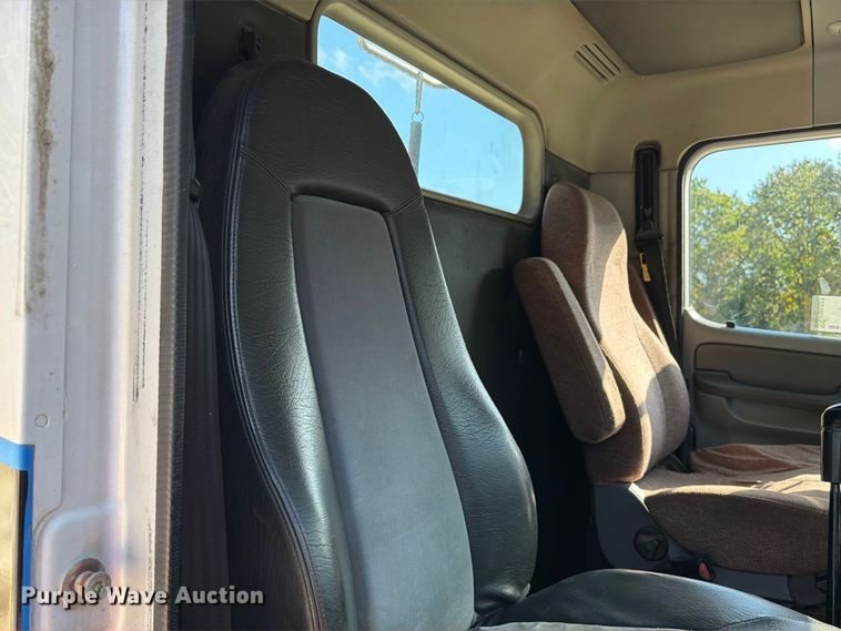 image for item FM6527 2005 Freightliner Columbia semi truck